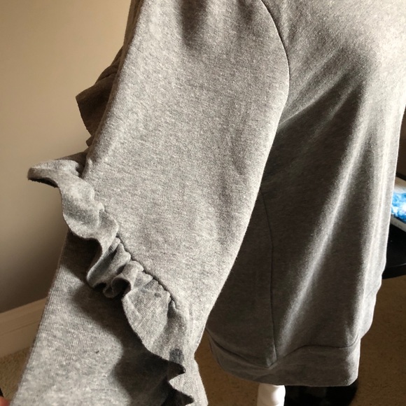 NEW!❗️LAST TWO❗️RUFFLED SLEEVE TOP💕 - Picture 2 of 4